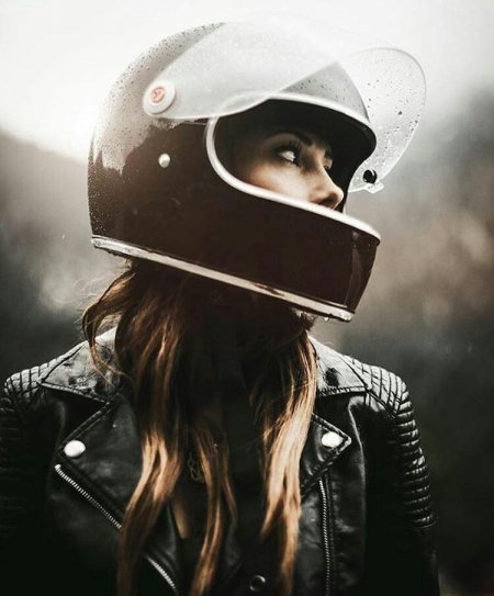 Девушка в шлеме