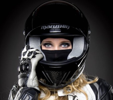 Девушка в шлеме