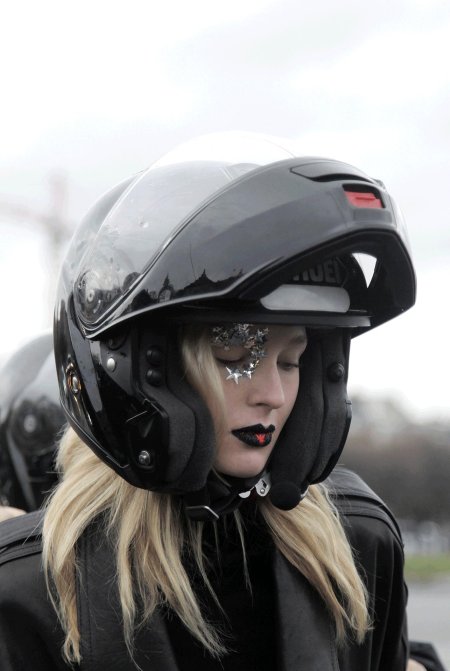 Девушка в шлеме