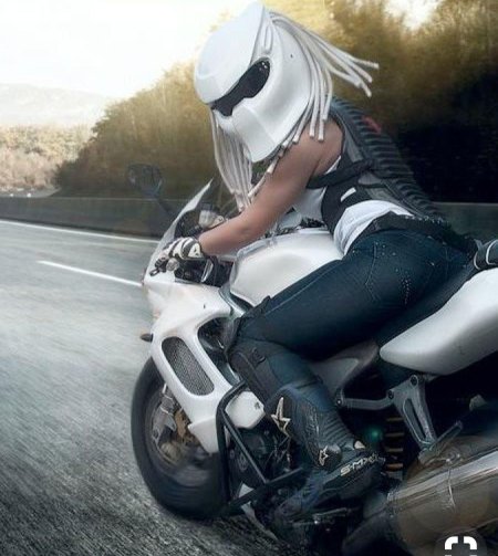 Девушка в шлеме мотоцикла