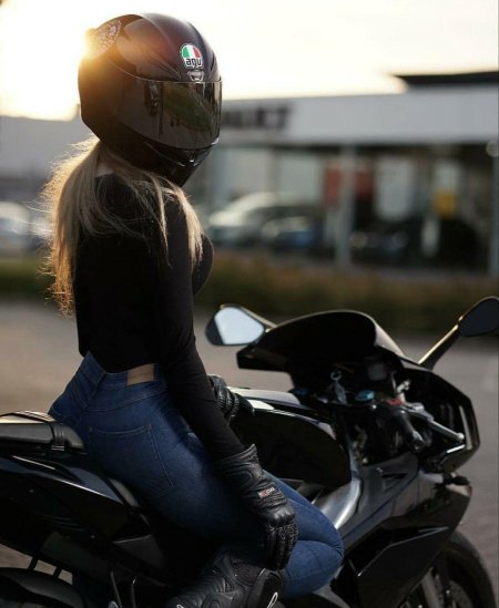 Девушка мотоциклистка