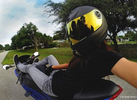 Девушка в шлеме