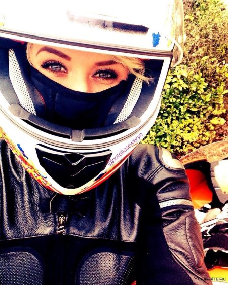 Девушка в шлеме