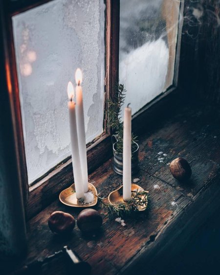 Свеча на окне