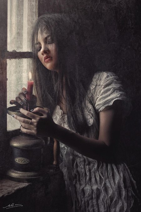 Девушка со свечой у окна