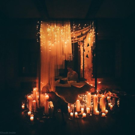 Темная комната со свечами