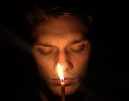 Мужчина со свечкой