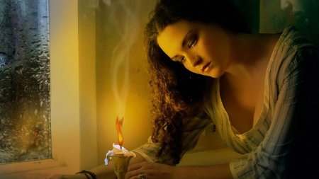 Женщина со свечой