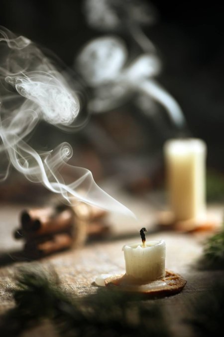 Свеча на столе