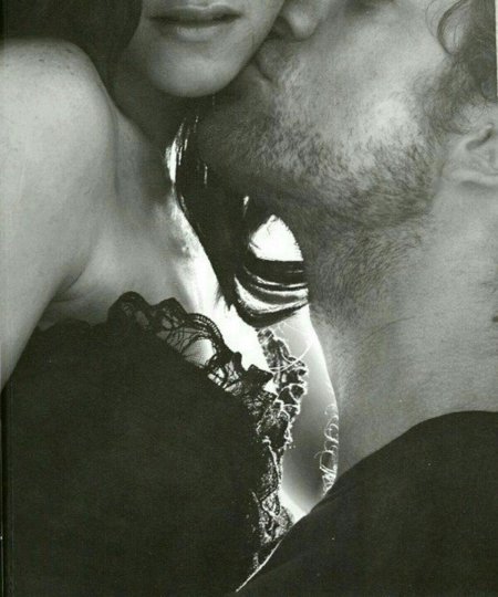 Девушка целует парня в шею