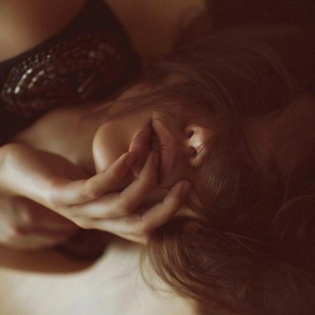 Палец во рту у девушки