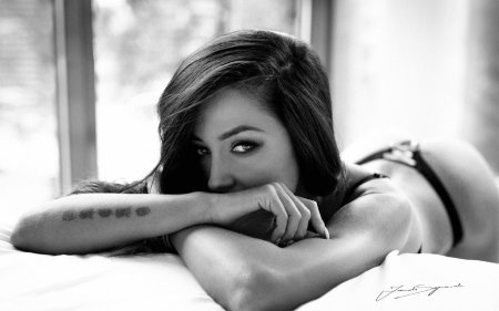 Красивая брюнетка