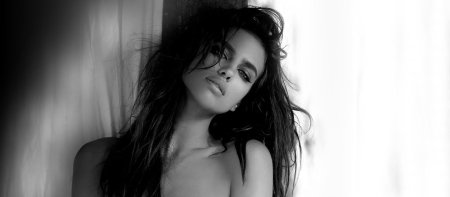 Девушка брюнетка