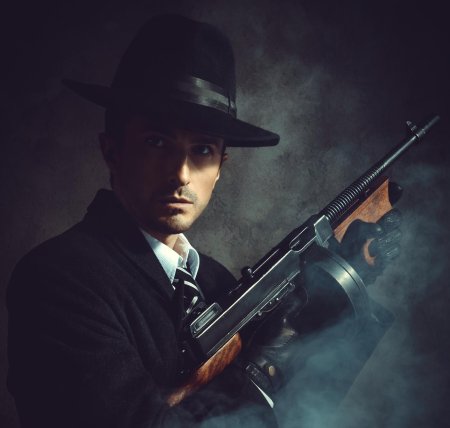 Гангстер с автоматом томпсона