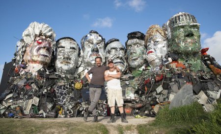 Известная инсталляция мусор