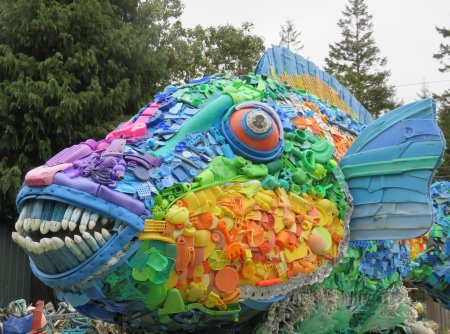 Арт объект из мусора