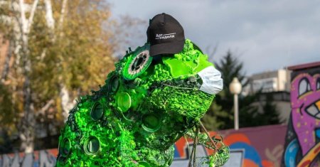 Фигуры из мусора