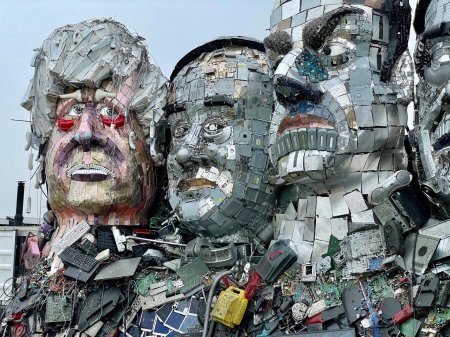 Арт объект из мусора