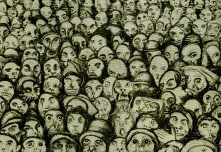 Безликая масса людей