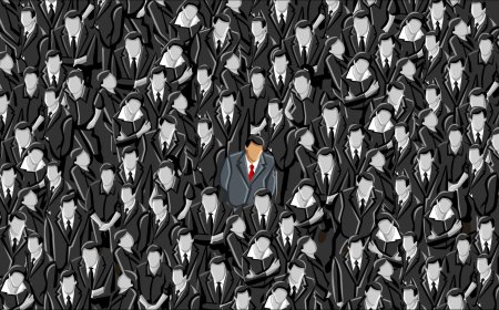 Выделяется из толпы