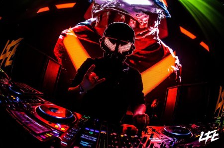 Диджей в шлеме