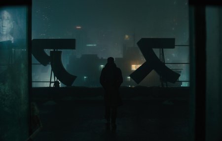 Бегущий по лезвию 2049