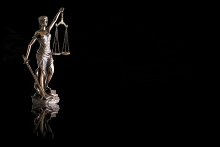 Фемида на черном фоне