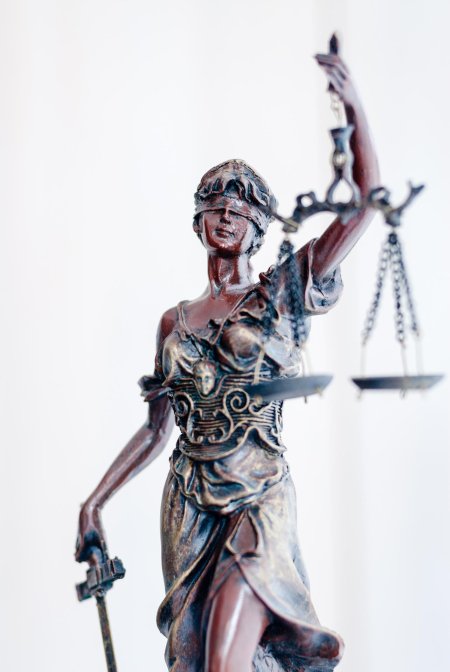 Статуя богини правосудия фемиды