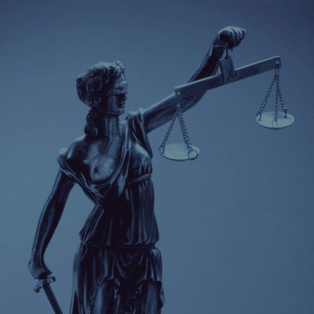 Статуя богини правосудия фемиды