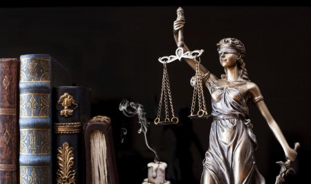 Статуя богини правосудия фемиды