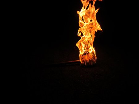 Огонь на темном фоне