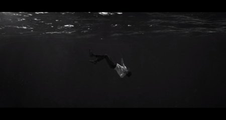 Человек падает в воду