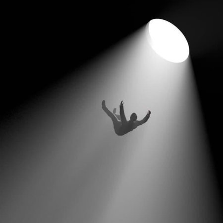 Человек падает в пропасть