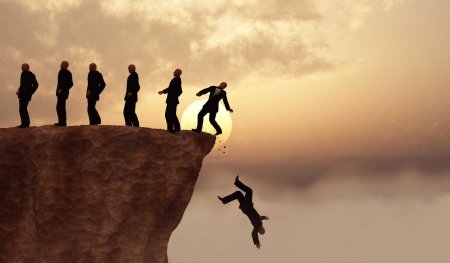 Человек падает с обрыва