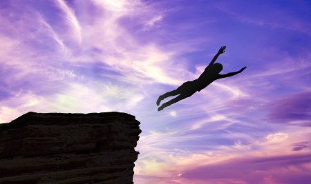 Человек падает с обрыва