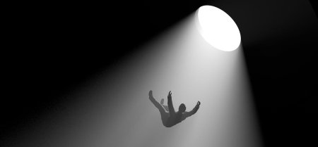 Человек падает в пропасть