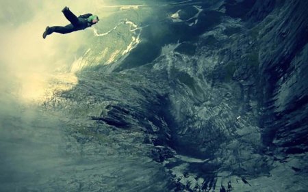 Человек падает в бездну