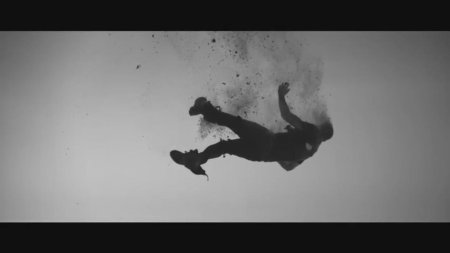 Человек падает в бездну