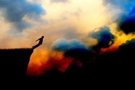 Человек падает в пропасть