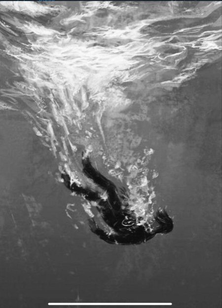 Тонущий человек под водой