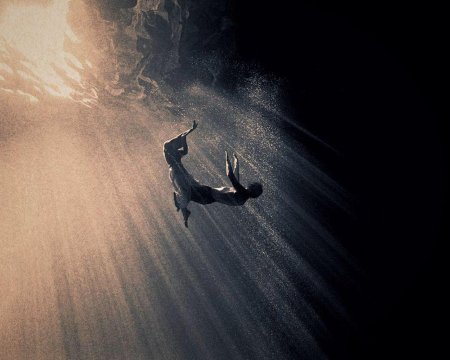 Человек падает в бездну