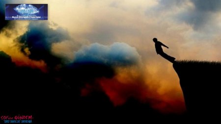 Человек падает в пропасть