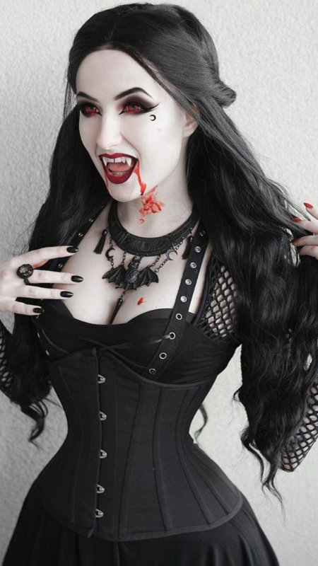 Женщина вампир