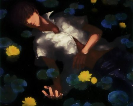 Парень лежит в воде