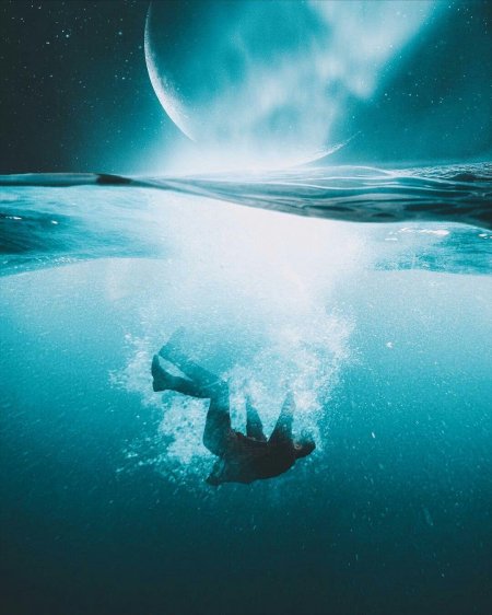 Тонущий человек под водой