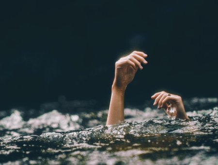 Тонет в воде