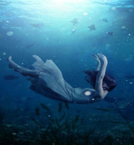 Девушка тонет в воде