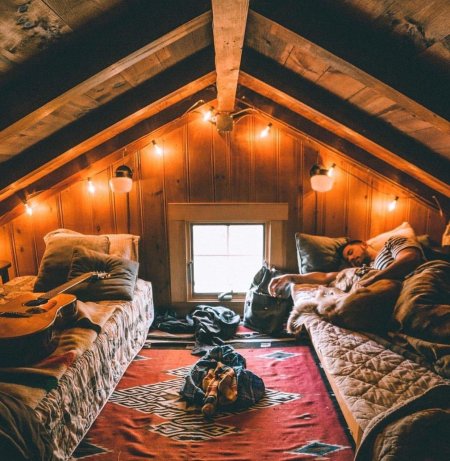 Спальня на чердаке даче