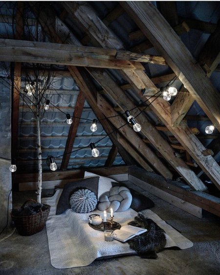 Уютная комната на чердаке