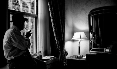 Мужчина у окна